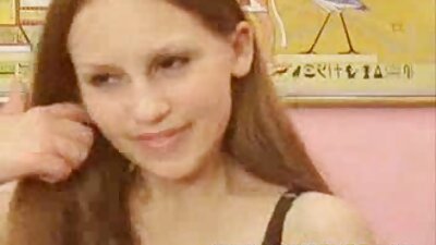 סטודנטית סרטים כחולים לצפיה בחינם בביקיני מותחת את הכוס שלה על ויברטור.