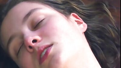 צ'יפס אפריקאי תאווה בכוס של בחורה יפה על סרטי פורנו לצפיה בחינם השולחן וגומר בתוכה.