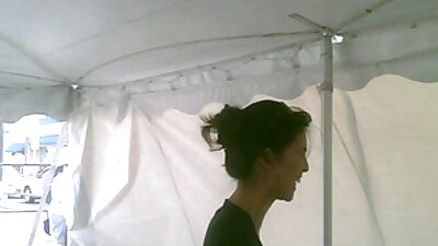 אישה צעירה עם גרביונים מזיין בתחת עם שכן. סרטי סקס חינם לצפיה