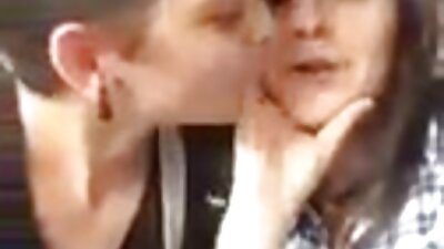 ילדה רזה סיימה תוך סרטים ארוטים לצפיה כדי טלטלה ונתנה לחבר.