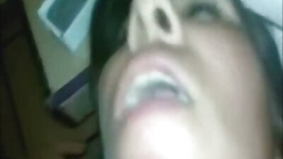 הבובה הממושקפת נתנה לשכנה לבקר ומסגרת את סרטי פורנו לצפייה ישירה בחינם הכוס.