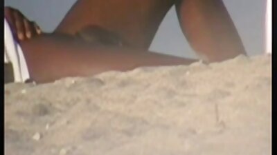 סטודנט נותן מציצה לשני סרטי פורנו לצפייה ישירה חברים.