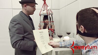 אישה צעירה עם משקפיים בוגדת פורנו נשים מבוגרות מוצצות לצפיה חינם עם אהובה בבית מלון.