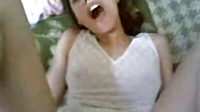 רוצח נשים מכה בלונדינית נלהבת על מיטה גדולה. סקסלצפיה