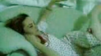 לפני הירי, השחקנית הג'ינג'ית סרט כחול לצפיה חינם מזדיינת בחדר ההלבשה.