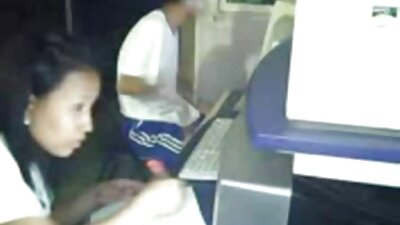 בחורה מושכת סרטי פורנו לצפייה ישירה התמסרה לאמן פיק אפ תמורת שלל.