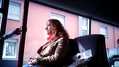 היא מתחה סרטי סקס לצפייה חינם את הסוגר בצעצוע ונתנה אותו לגבר מזוקן.